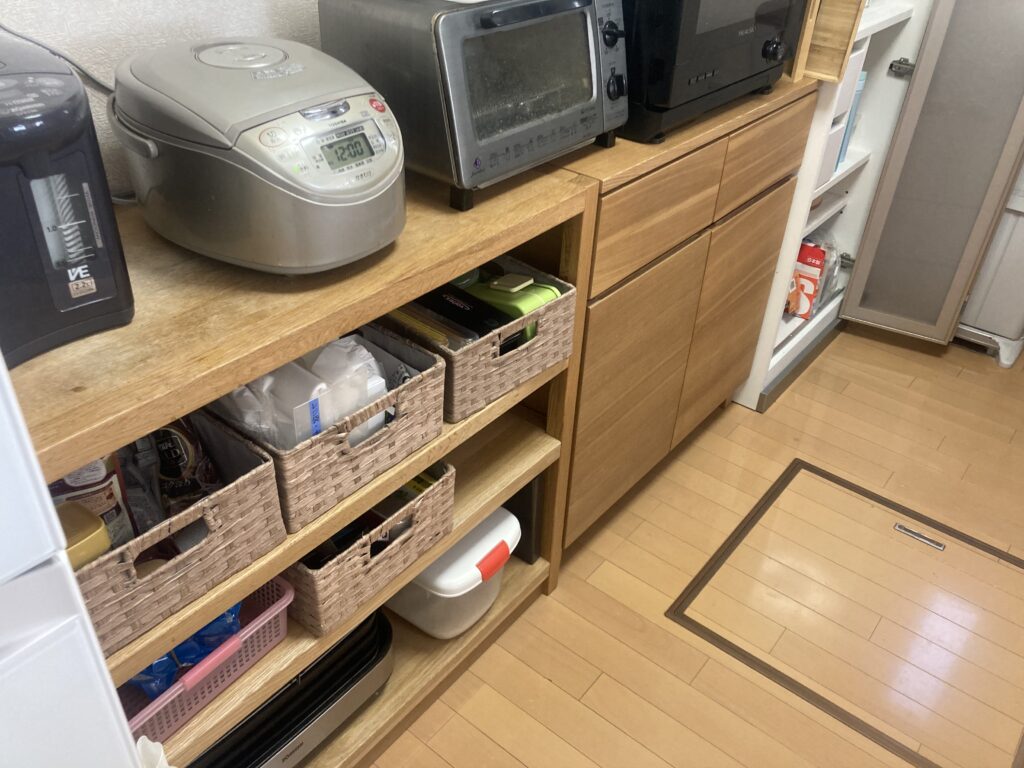 背面収納棚は木製のため、炊飯器やポットの蒸気による劣化が見受けられました。
