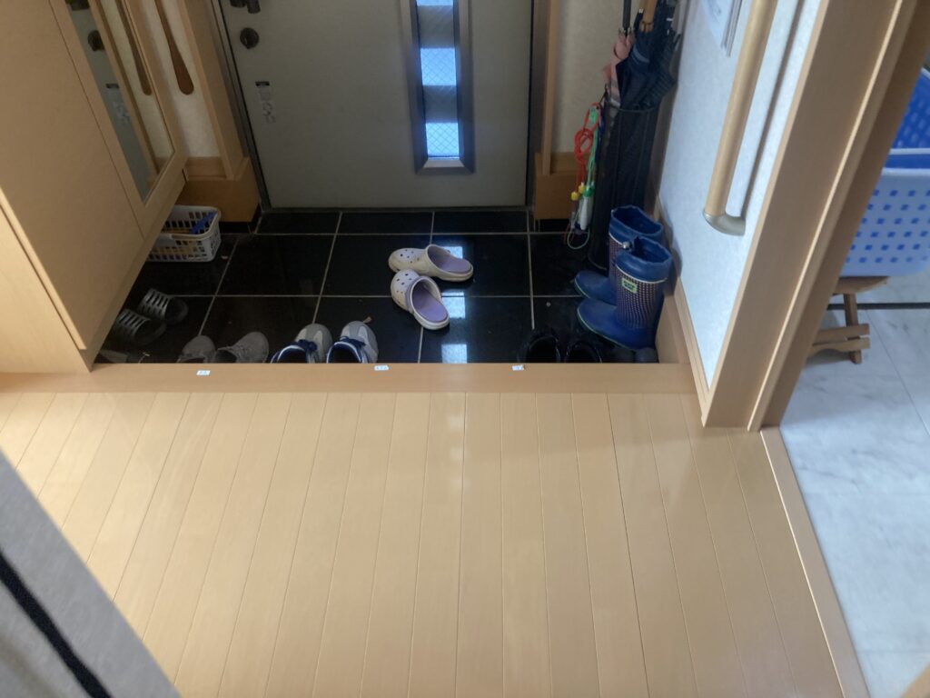 玄関は収納が少ないながらも上手に収納されていました。収納アップして、より使いやすくしていきます。