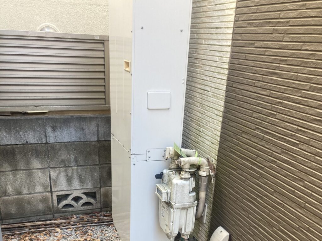 給湯器は古くなっていたので、光熱費を節約できる最新のものに取り換えます。