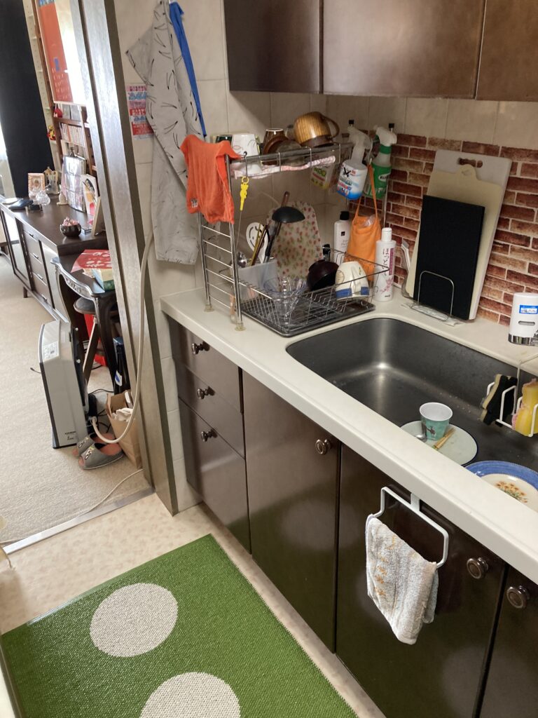 施工前のキッチンです。独立したキッチンのため家族との会話がしづらく、閉塞感がありました。