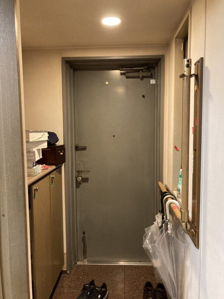 玄関ドアや室内の木部には塗装を施し、空間全体を爽やかなイメージに仕上げていきます。