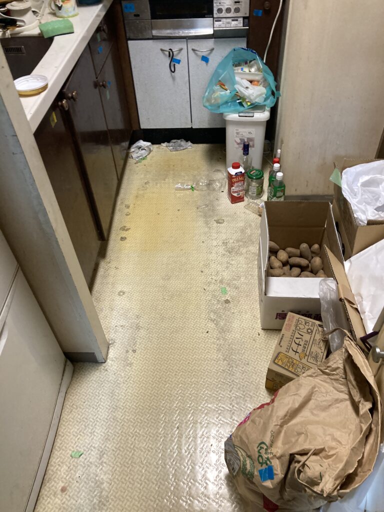 床も劣化が目立つため貼り替えを行っていきます。