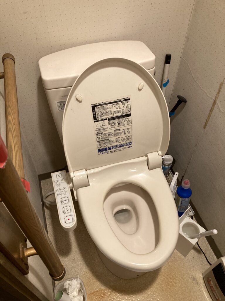 トイレは既存の設備を活用し、内装を変えておしゃれな空間に仕上げていきます。