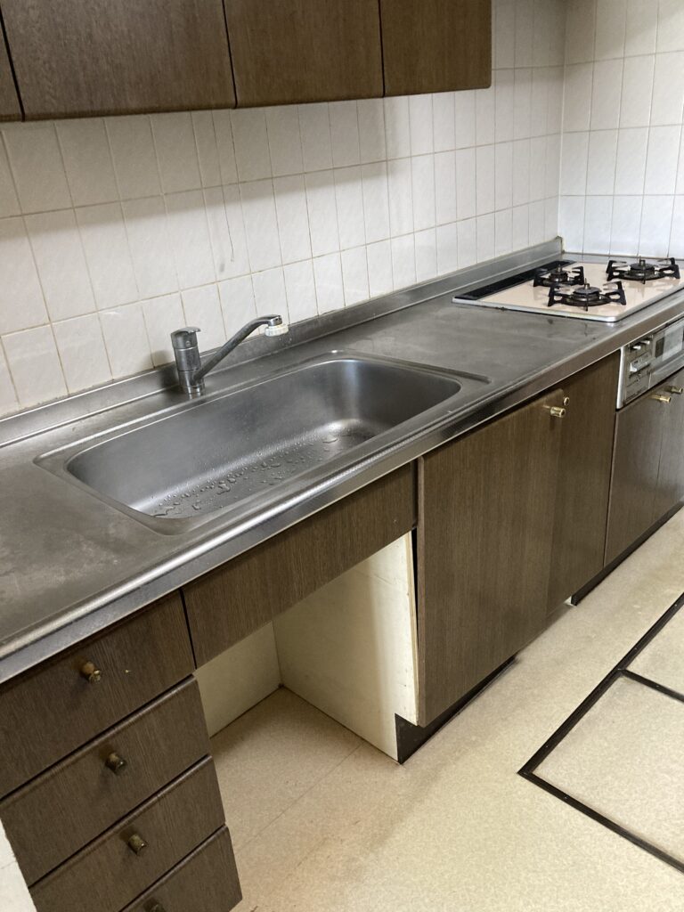 キッチンの壁はタイルになっており、目地には水や油汚れが溜まりやすくお掃除がしづらい状況でした。