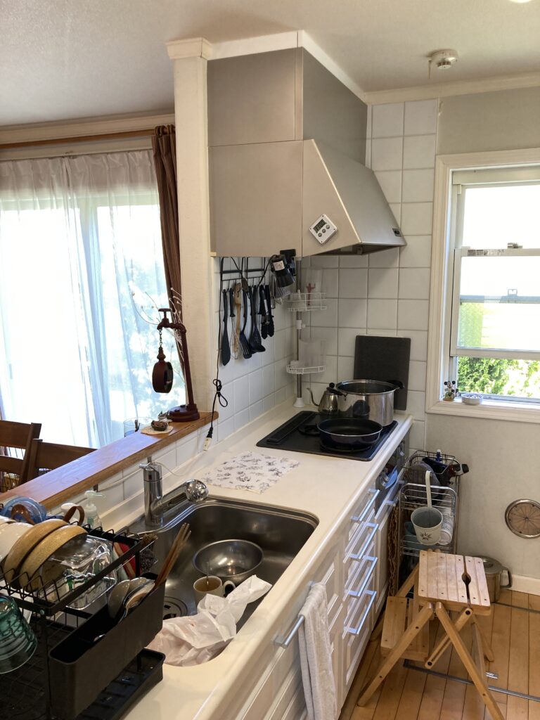施工前のキッチンです。きれいにお使いですが最新のものに交換し使い勝手を向上させていきます。