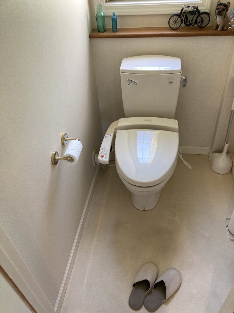 1階のトイレです。
床の黒ずみも気になるので床材を交換し、便器もお手入れしやすいものに変えていきます。