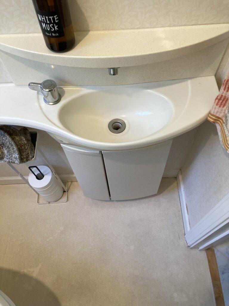 手洗いも交換して、スタイリッシュでおしゃれな雰囲気のトイレ空間をつくっていきます。