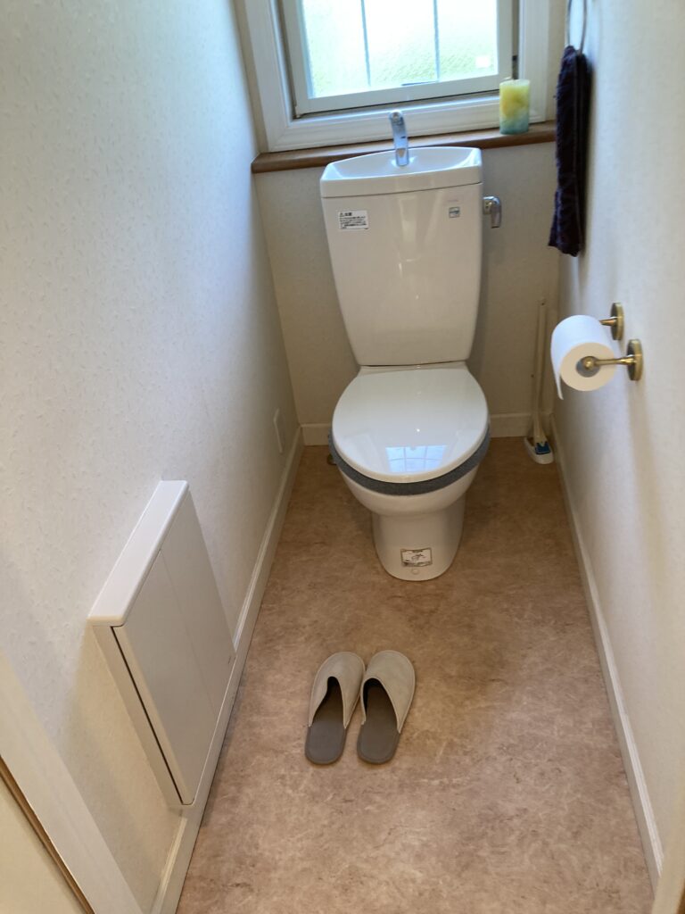 2階のトイレはウォシュレットがついていないタイプのため、ウォシュレットありの機能性が高いものに交換します。