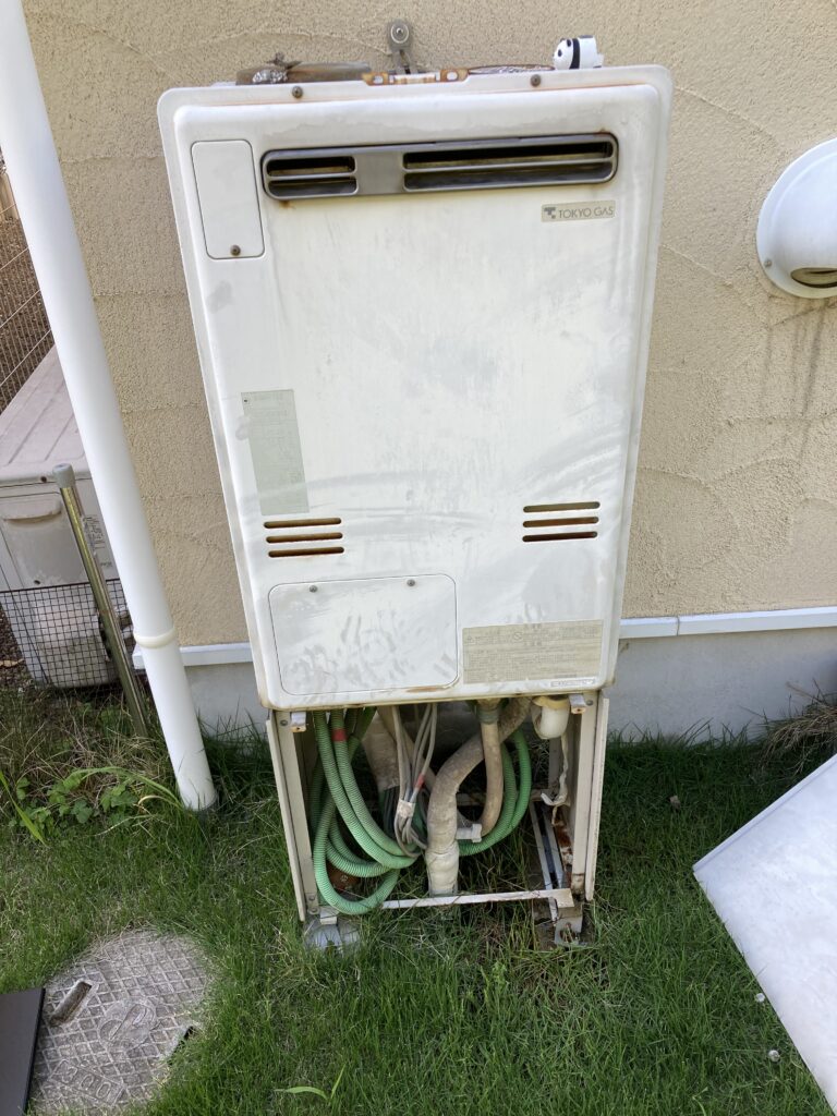 給湯器も新しいものに交換していきます。