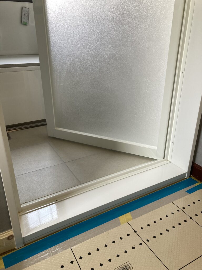 脱衣所と浴室の間には段差があり、つまづきや転倒のリスクがあり危険な状態です。