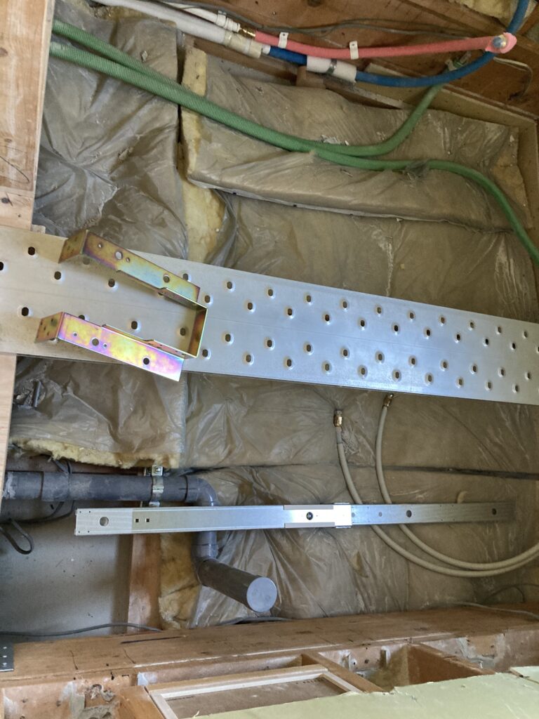 浴室床吊り金具取り付け