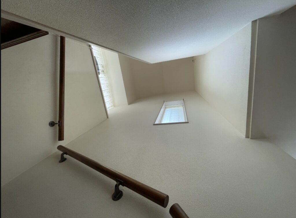 階段の内装は華やかなものに貼り替えていきます。