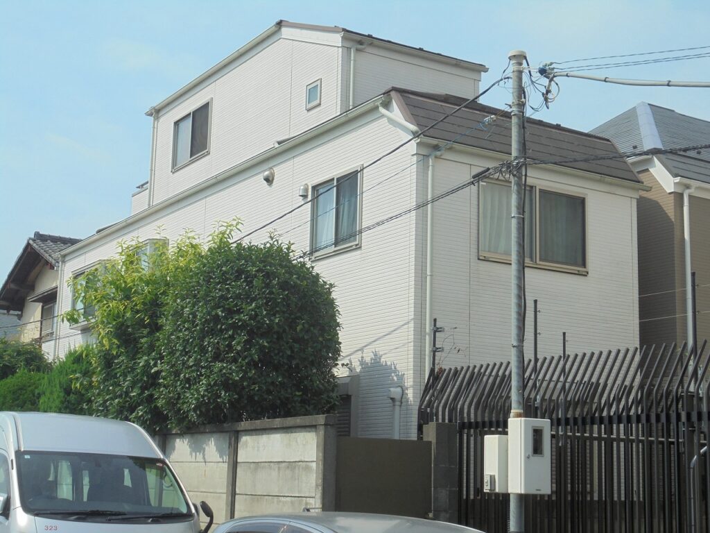 経年劣化によりくすんだ印象になっていました。