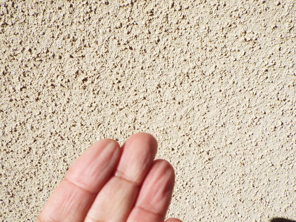外壁を触ると白い粉が手に付くそれはチョーキング現象が発生していました。
