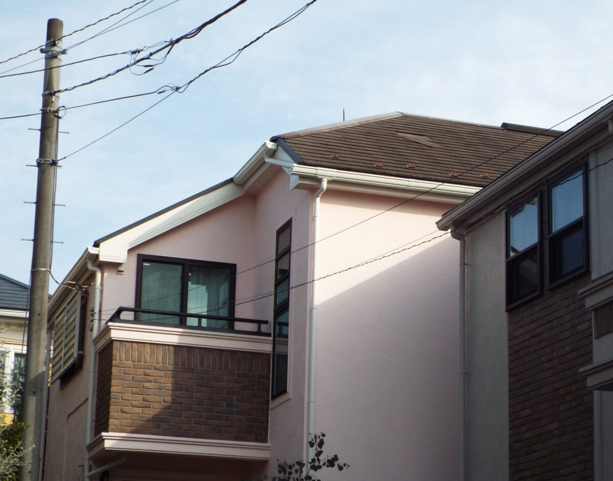 軽量屋根材のカバー工法で耐久性アップ