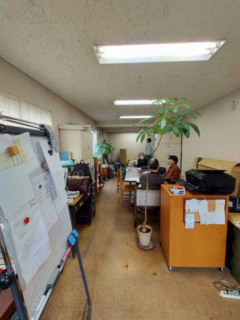 施主様が事務所として利用されていたため、シンプルな間取りで少し手狭な印象です。