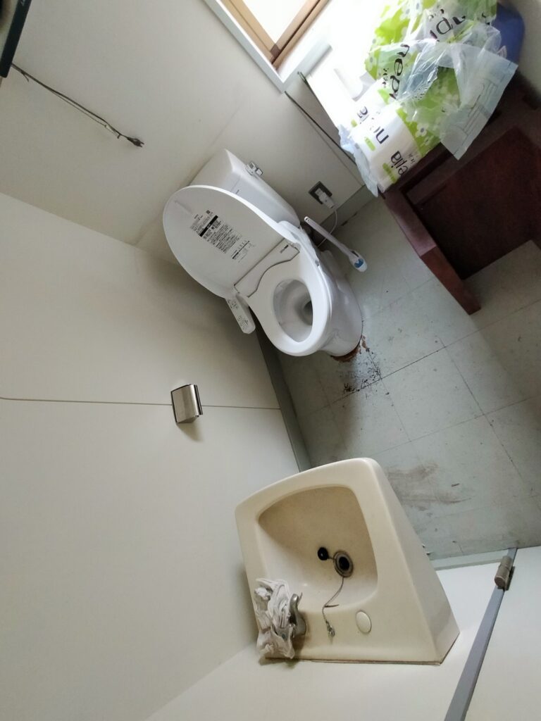 トイレや手洗いは経年による劣化や色あせ、傷みが気になります。おしゃれで居心地の良い空間にリフォームしていきます。