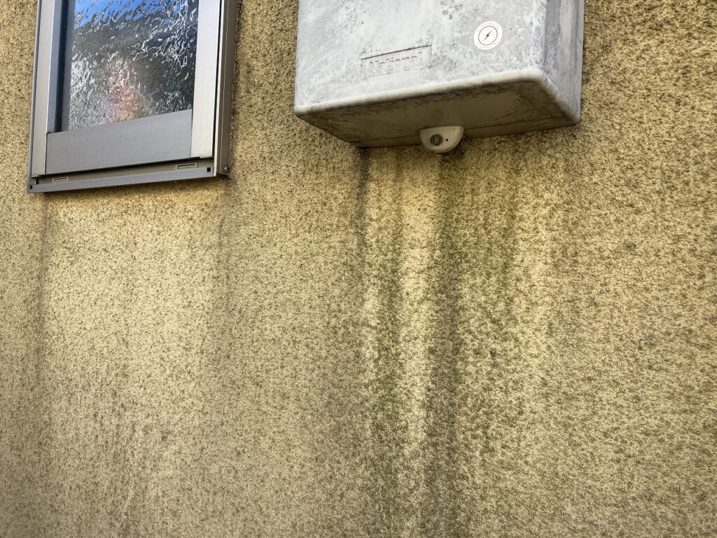雨だれにより外壁全体が黒く汚れた印象になってしまっていました。