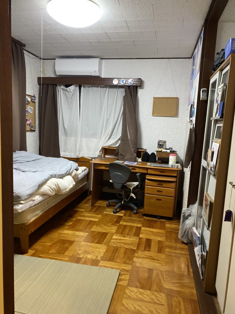 2階居室②の様子です。解体し広々としたLDKに生まれ変わらせていきます。