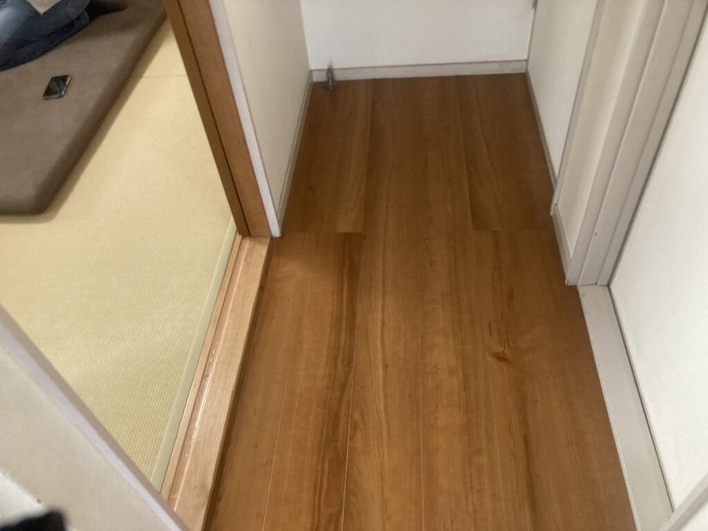 押入と廊下を部分的に有効活用しながらトイレを移設していきます。