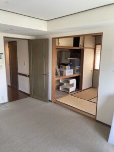 リビングの床はカーペットが敷かれ、お手入れがしづらい状況でした。