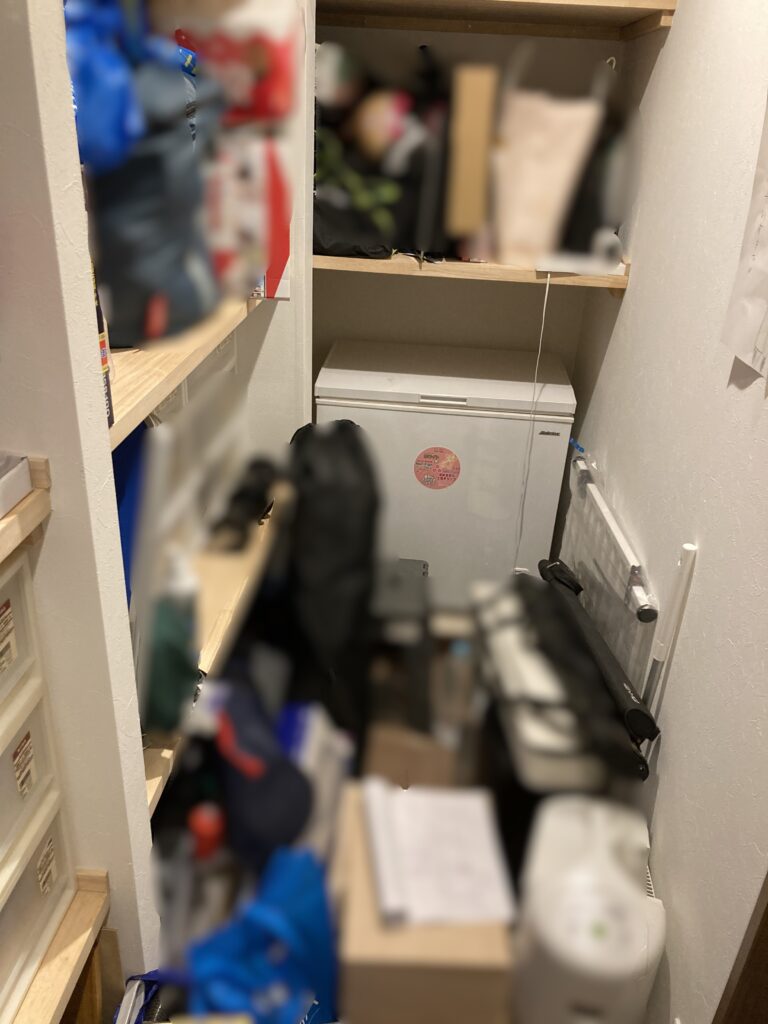 地下スペースの収納棚も奥行が深く使いづらい状態でした。
