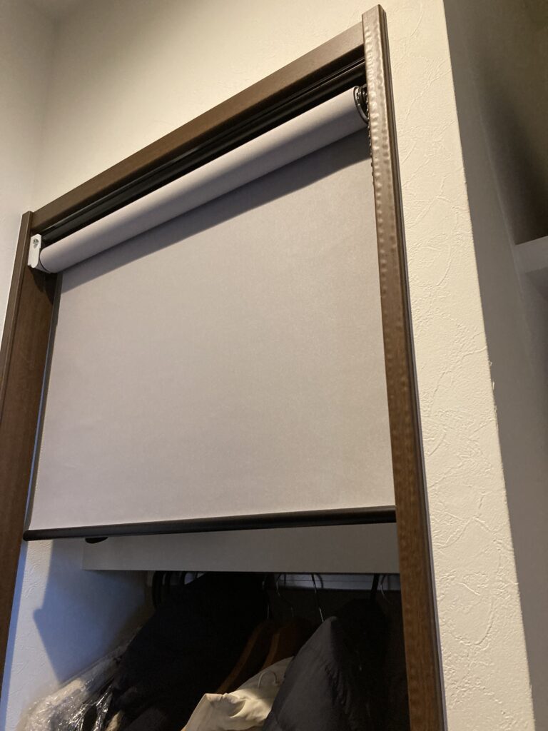 玄関横の収納はオープンにして、隣の棚のスペースとつなげたいとお考えでした。