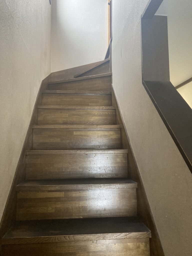 一段ごとに高さのある階段で、特に三段廻りが躓きやすく転倒の危険がありました。