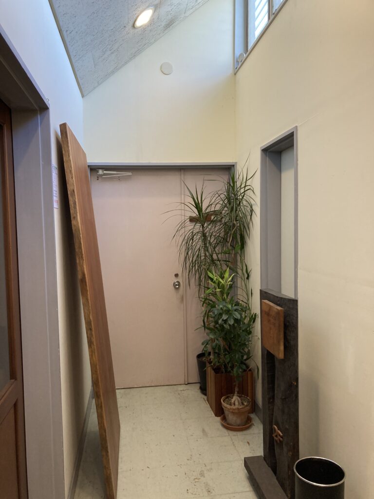 玄関やホールの壁紙や床には所々傷みが確認できました。クロスやフロアタイルの貼り替えを行なっていきます。
