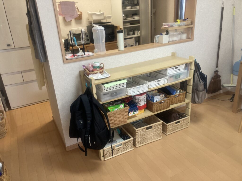 キッチン前の収納棚は、扉がないオープン棚でした。