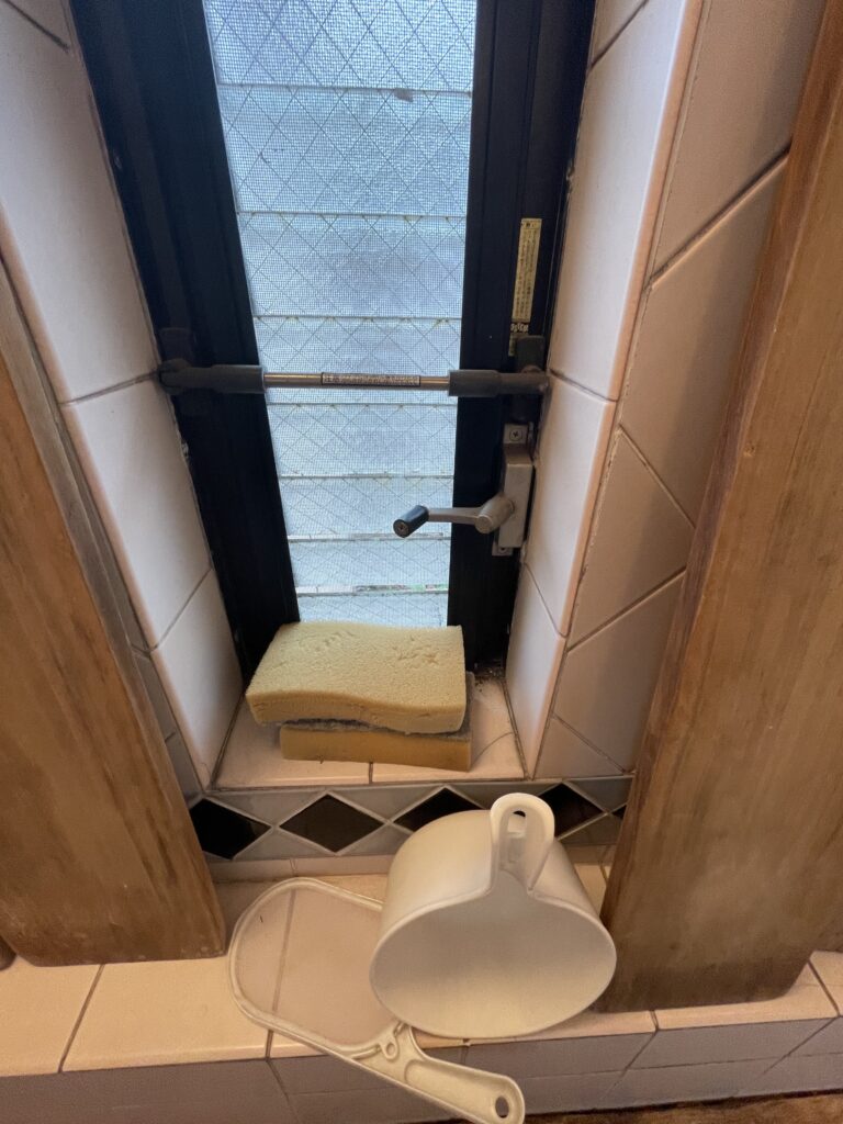 窓が二つあるため、浴室が冷え込みやすくなっていました。