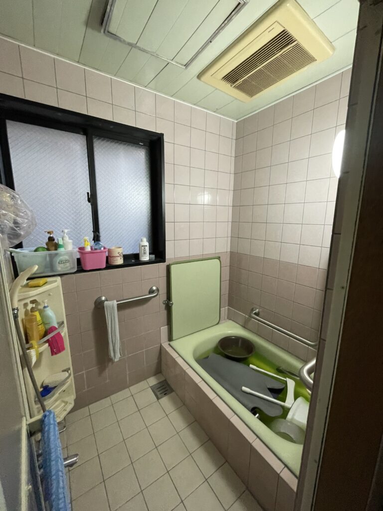 在来工法の浴室は冬場に寒さを感じやすくなっていました。