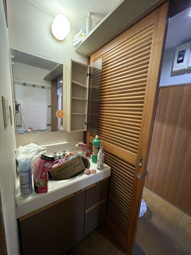 洗面台は収納力が低く物で溢れてしまっていました。