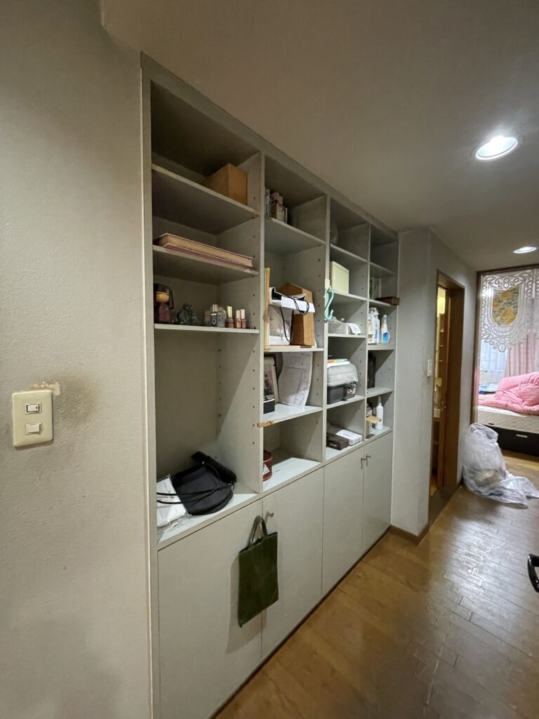 廊下の収納棚は圧迫感があり、空間が狭く見えていました。