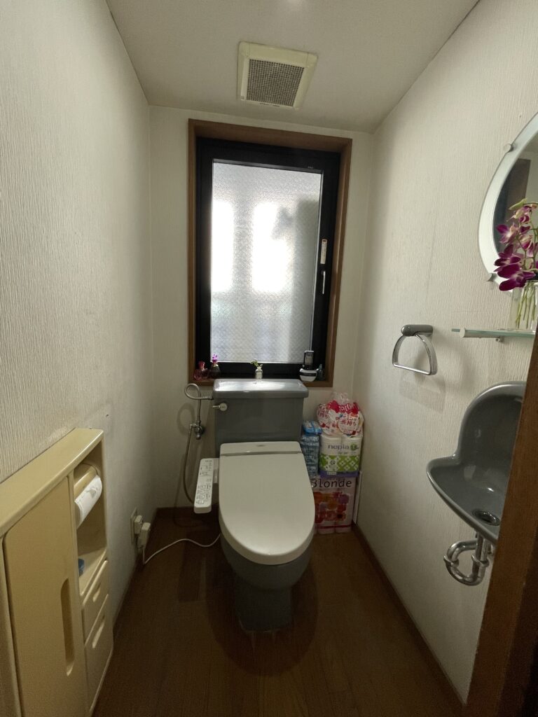 トイレは窓が大きいことで寒さを感じやすい構造でした。