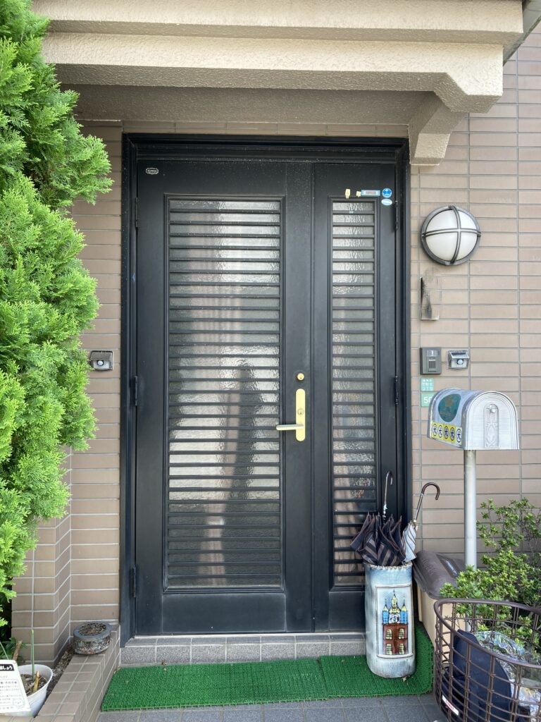 玄関ドア傷が目立つため、より断熱性の高いドアに交換し見た目と快適性を向上させいきます。