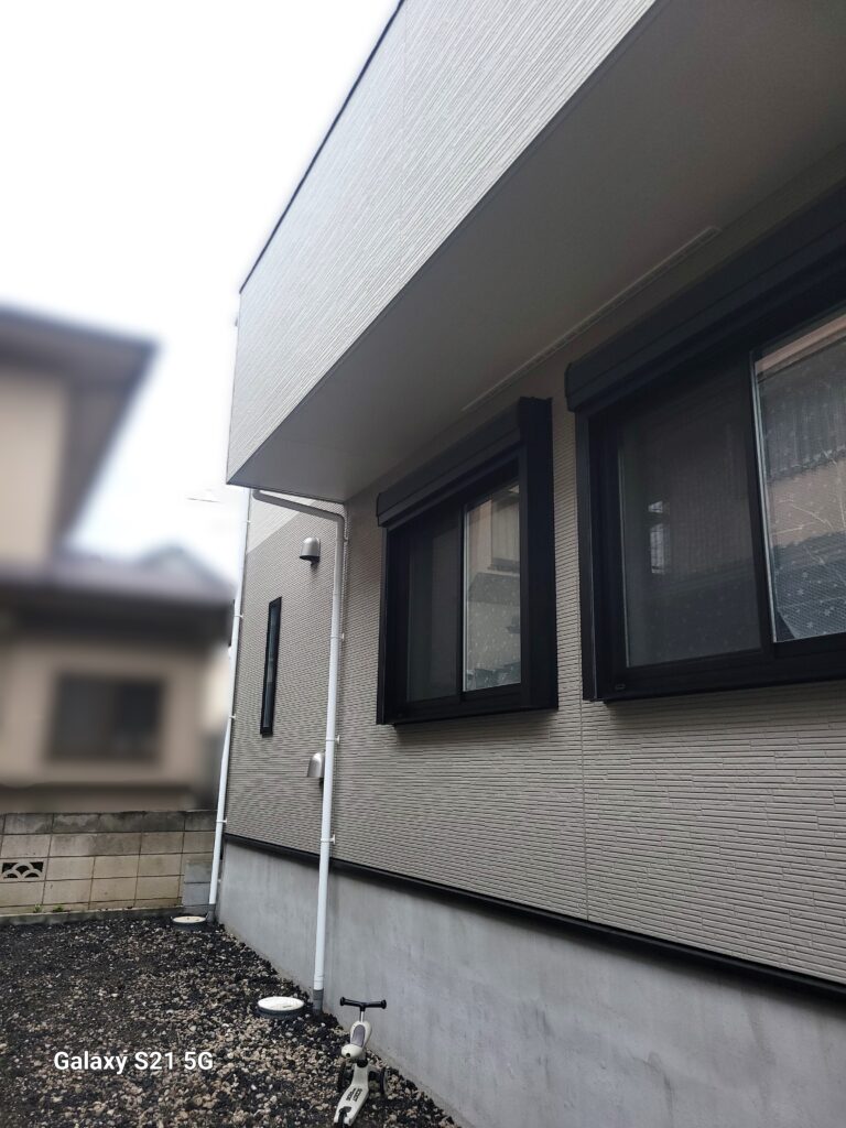 リビングの窓は腰高で、庭へ直接出入りできると便利です。
