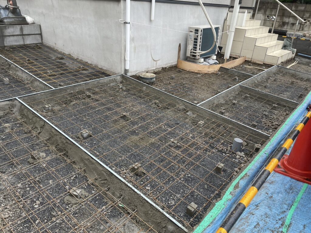 配筋　コンクリートの割れを防ぎ、車が載っても丈夫になります。