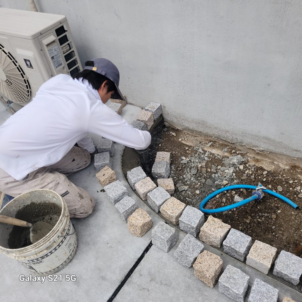 花壇の縁は、色付きのピンコロ石積です。