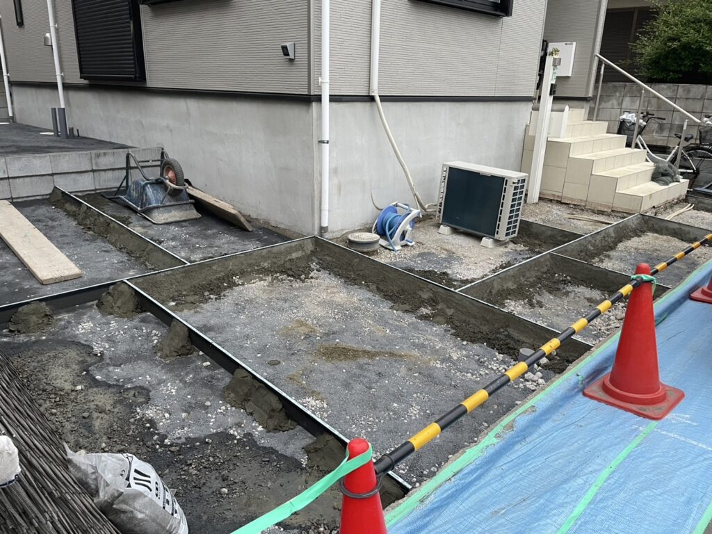伸縮目地入れ　コンクリートの乾燥によるひび割れを防ぎます。