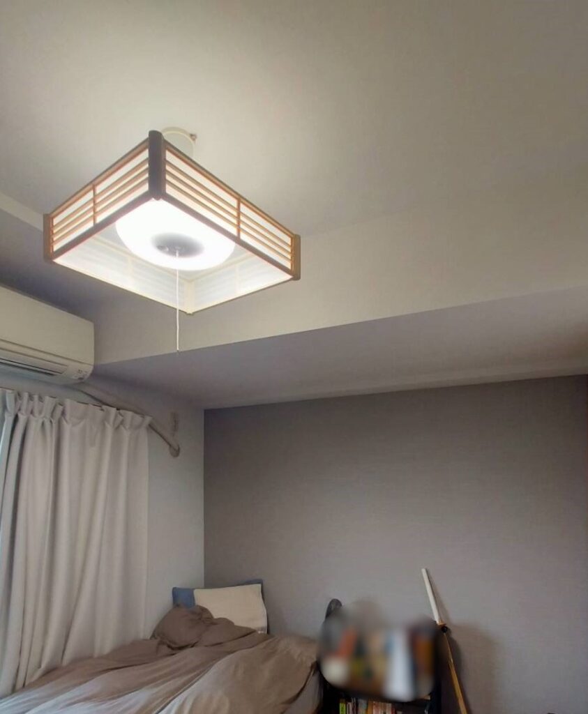 和の雰囲気のお部屋。
照明器具と落ち着いた色味のアクセントクロス。