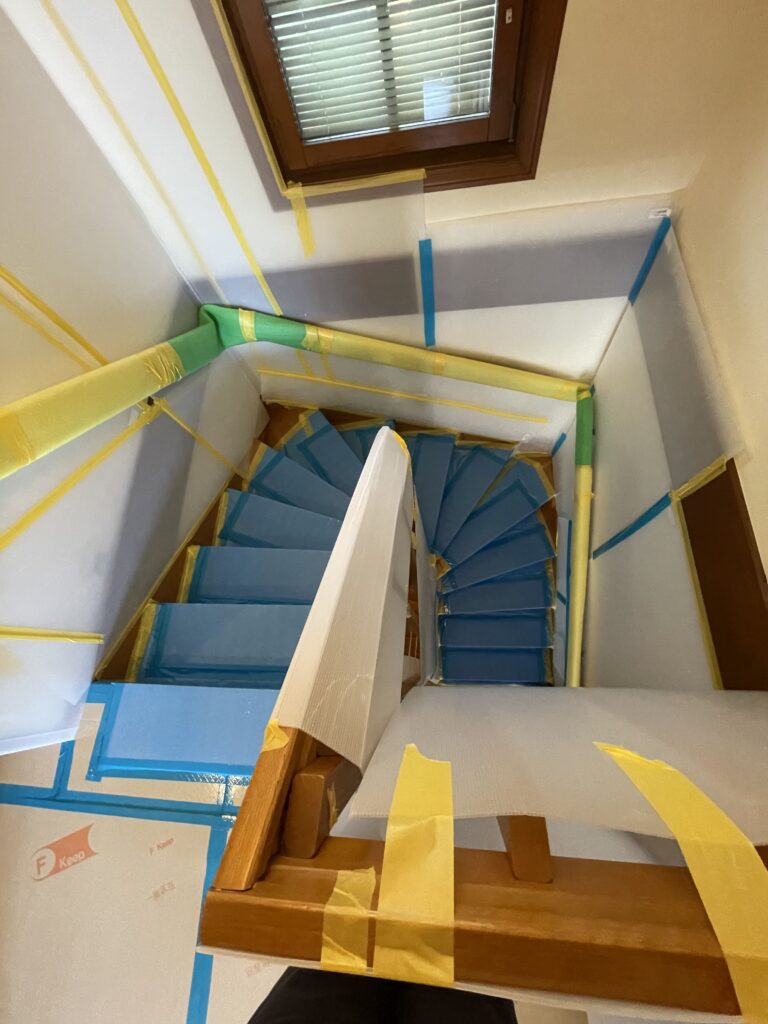 通路もしっかり養生します。
廻り階段は大きいものが壁にも当たりやすいので壁も養生します。