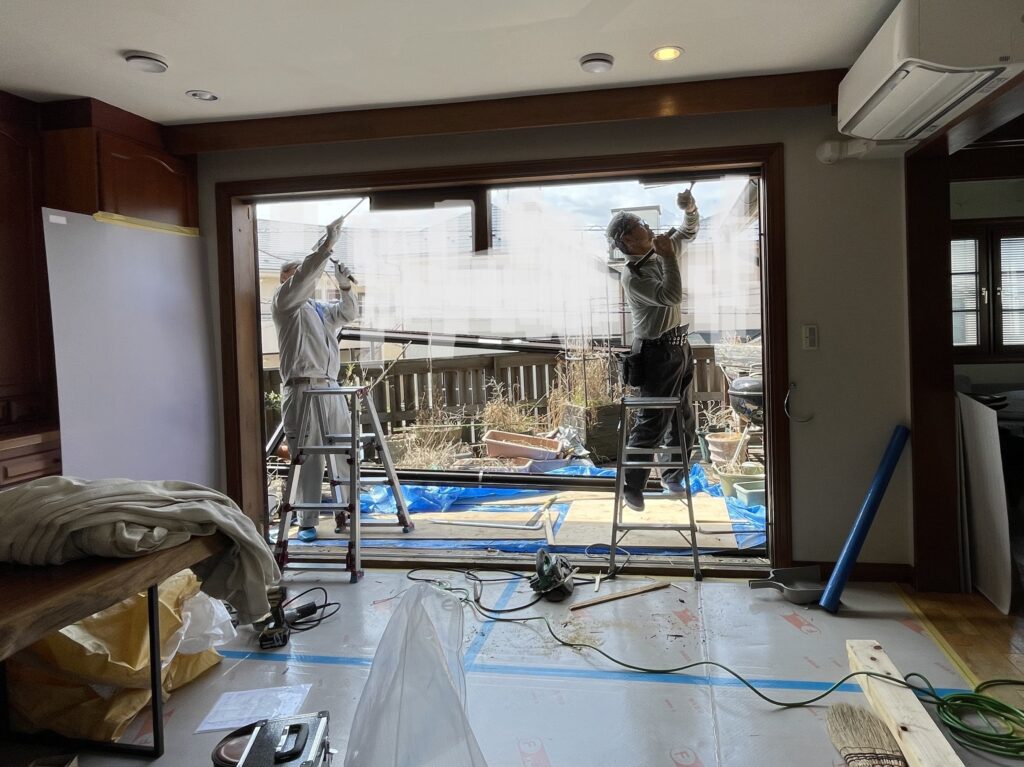 既存木製サッシ解体。
雨仕舞など影響しないよう最小限に解体します。