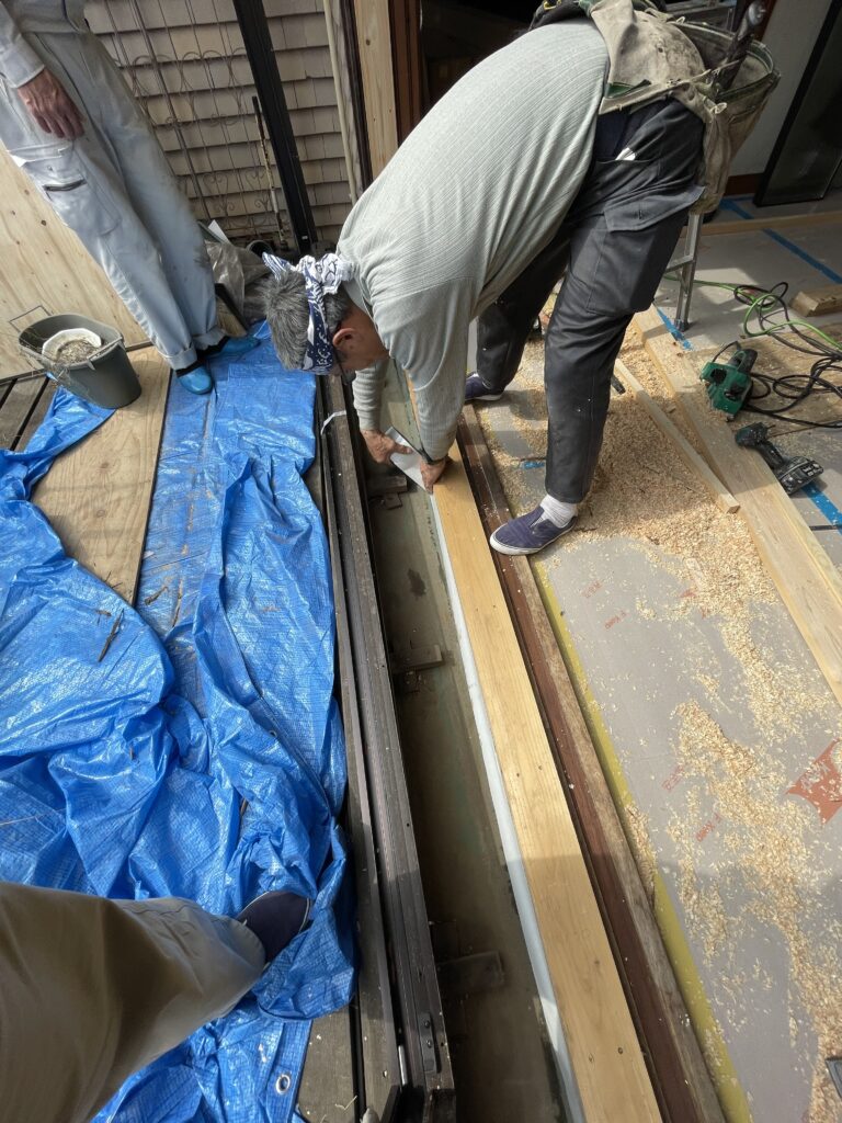 防水テープを貼り、雨仕舞です。