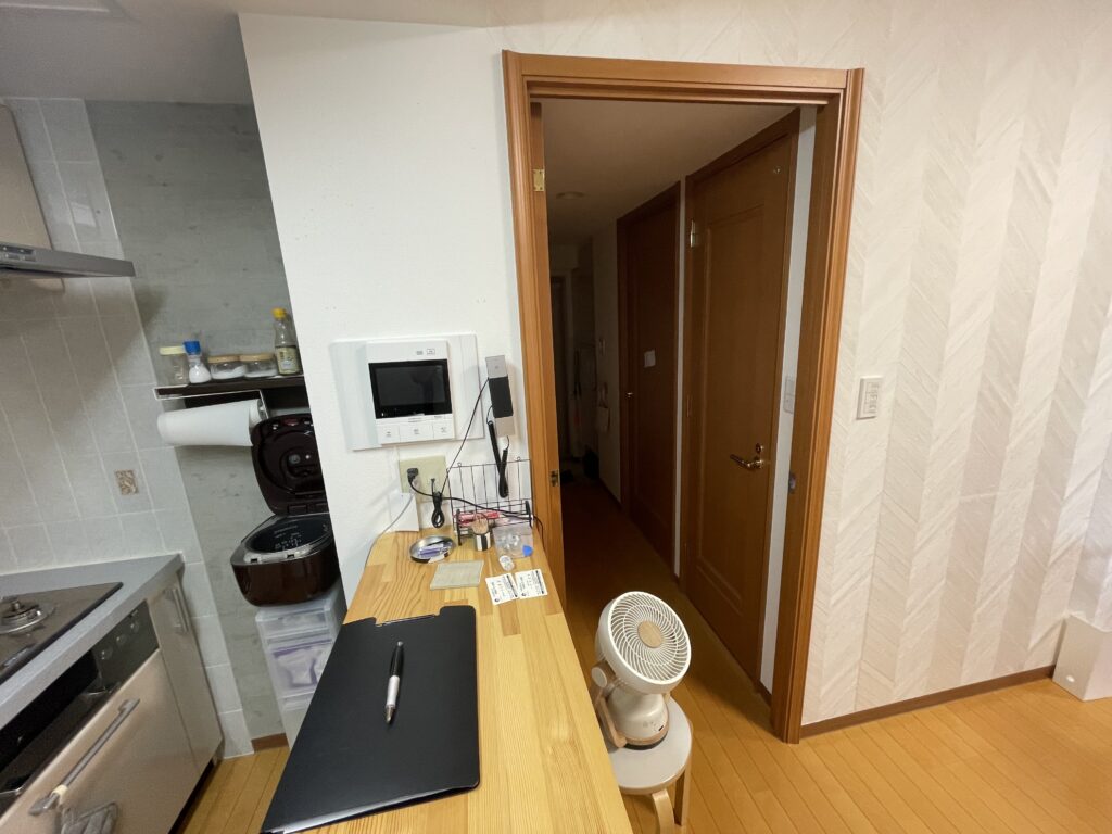 木目調のリビングドアは、イメージを変えるため、シートを貼ります。
