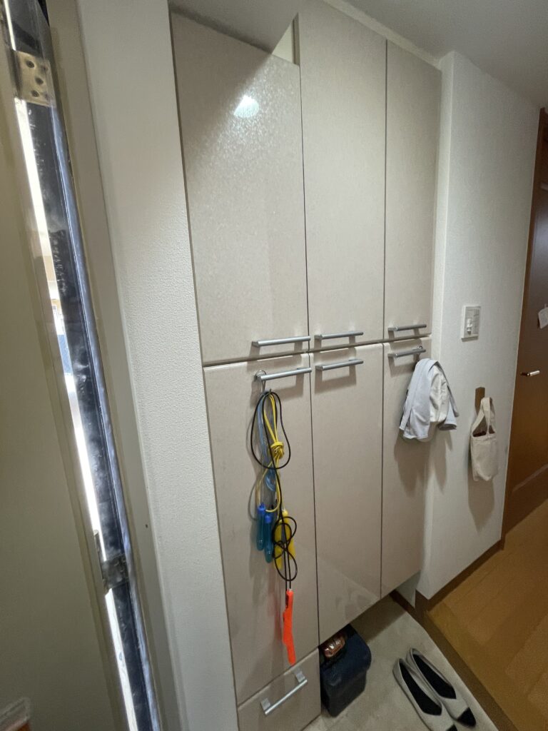 シューズボックスもイメージを変えるためシートを貼ります。