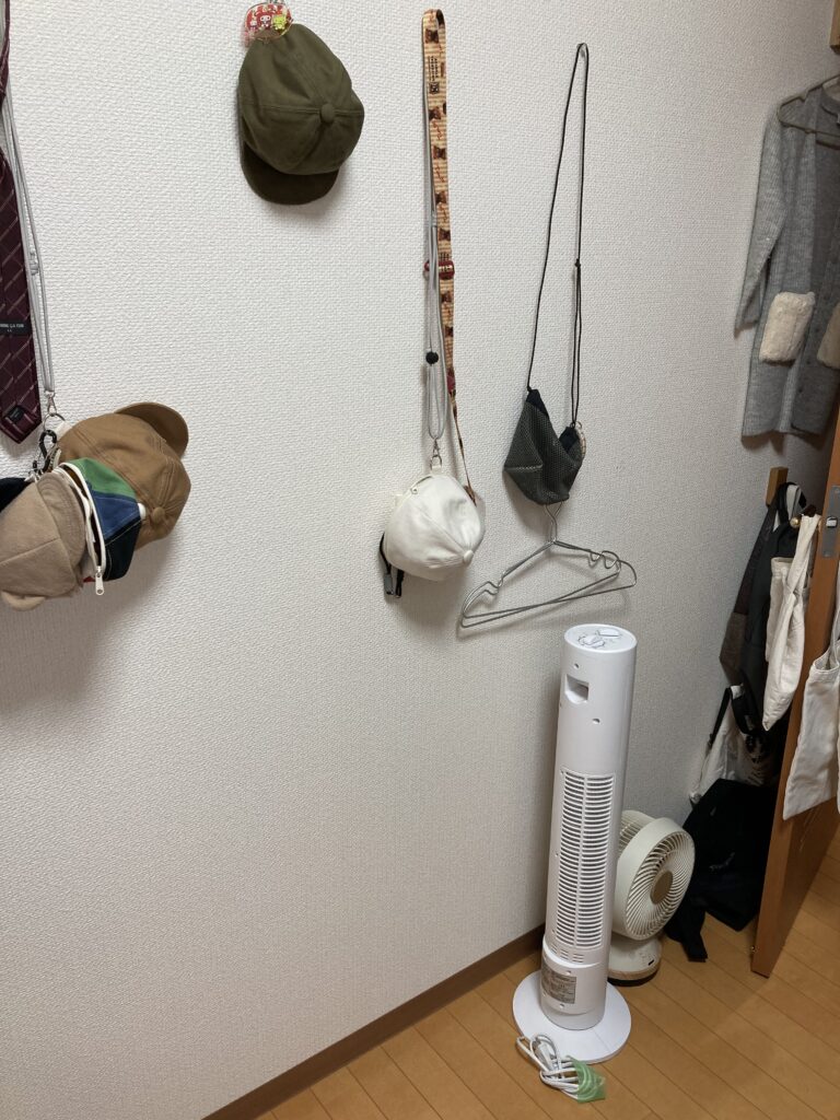 クロスを貼り替え、壁に有穴ボードを取付ます。