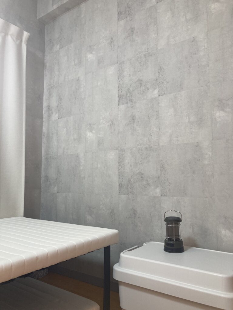 壁、天井はコンクリート風のクロスに貼り替え、かっこいい部屋になりました。