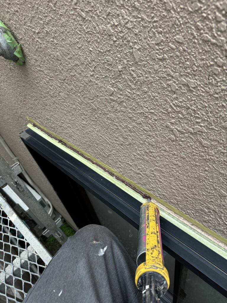 サッシ廻りのシーリングは打ち替えます。