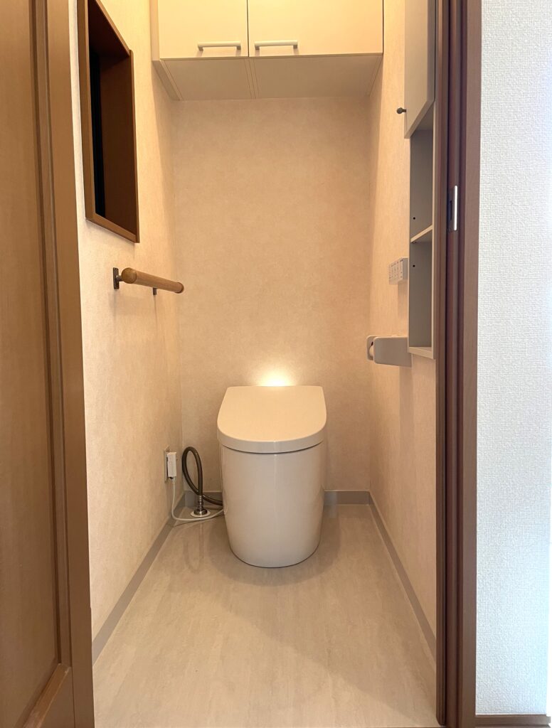 TOTOネオレストAS2
LEDライトが付きます。
夜トイレに入った時に明るいので便利です。
床がホーローパネルになりました。
